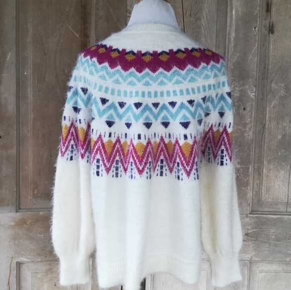 Cozy White Scandinavian Sweater - Picture 6 of 8